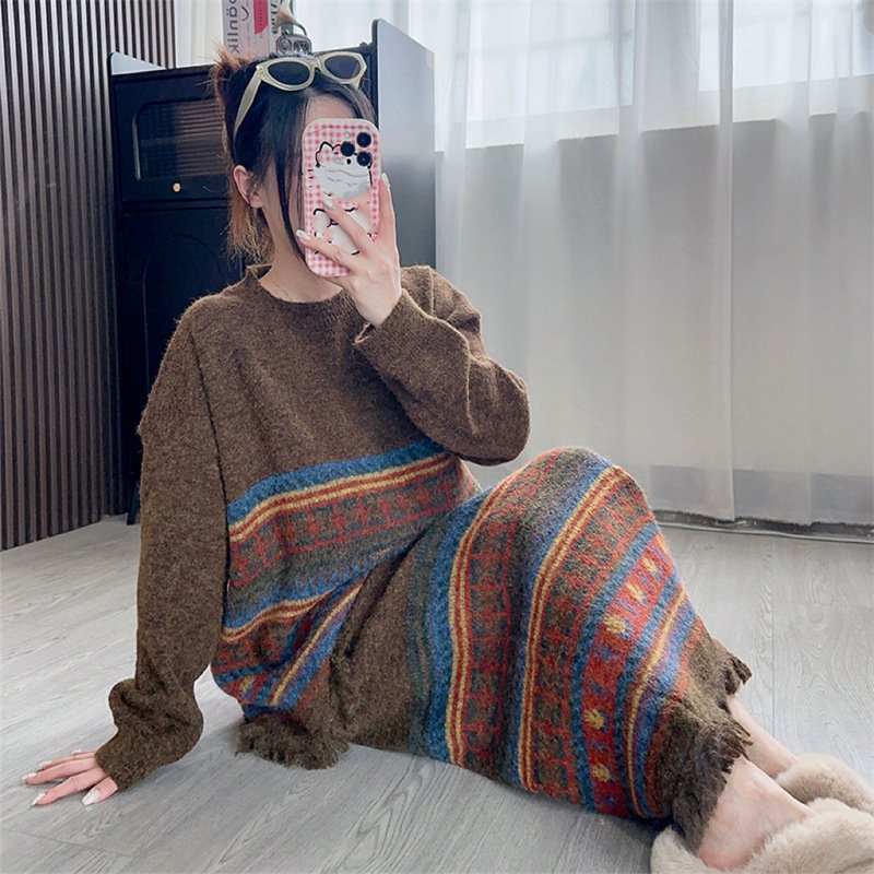 Ethnic style retro tassel knit sweater pullover sweater, women's design sense, women's autumn and winter striped skirt two-piece set